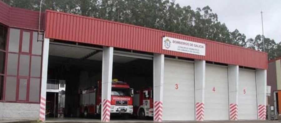 Vierte gasolina a un coche en Ribadumia con el conductor dentro y le prende fuego