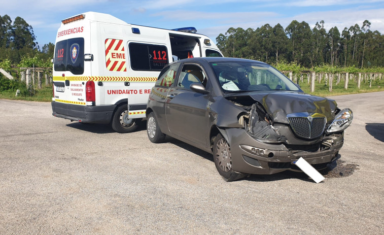 Una conductora resulta herida en un choque entre dos turismos en la parcelaria entre Cambados y Ribadumia