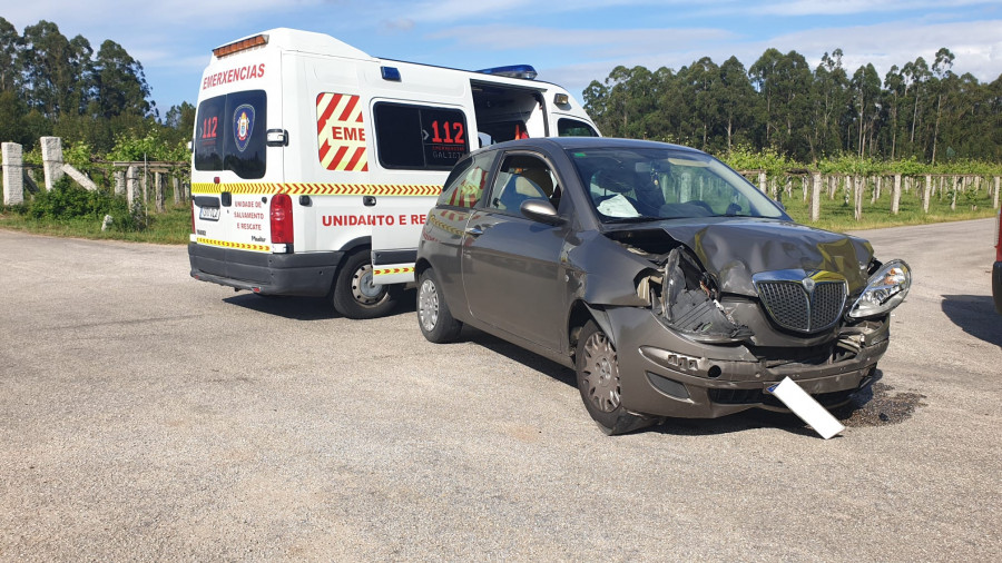 Una conductora resulta herida en un choque entre dos turismos en la parcelaria entre Cambados y Ribadumia