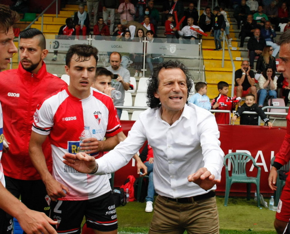 Luisito se dirige a los futbolistas del Arosa en el último partido de liga ante el Bergantiños   Mónica Ferreirós