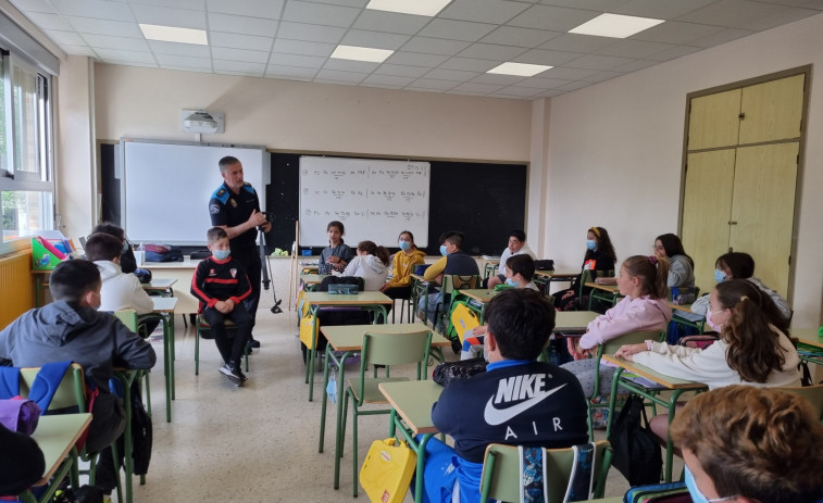 La Policía Local de Vilanova imparte formación en los colegios para lograr una 