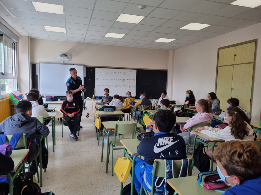 La Policía Local de Vilanova imparte formación en los colegios para lograr una "Generación 0, accidentes 0 víctimas"