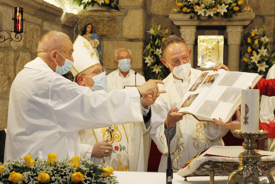 Oubiña homenajea a Don José tras medio siglo de servicio en la parroquia