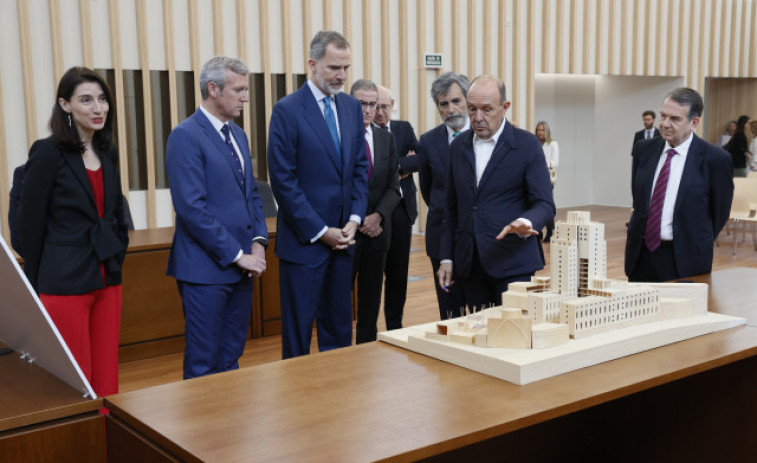 El rey Felipe se da un baño de masas en la inauguración de la Ciudad de la Justicia en Vigo