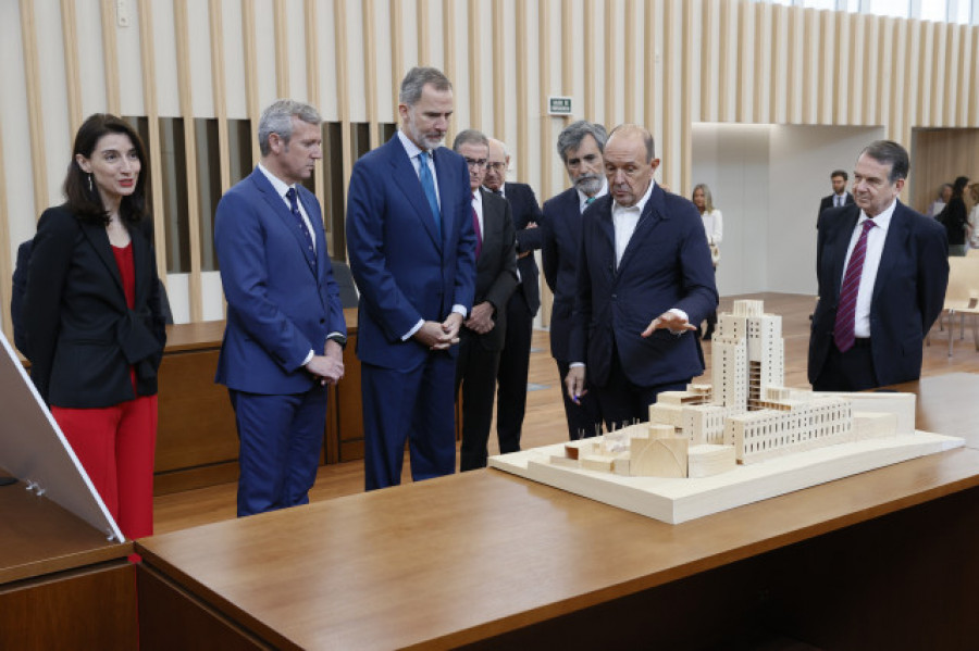 El rey Felipe se da un baño de masas en la inauguración de la Ciudad de la Justicia en Vigo