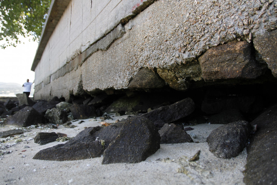 Ravella abordará con Costas el mal estado del muro de la playa de Bamio