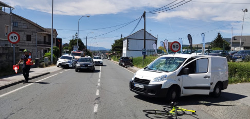 Herido leve un ciclista tras chocar contra una furgoneta en Vilagarcía