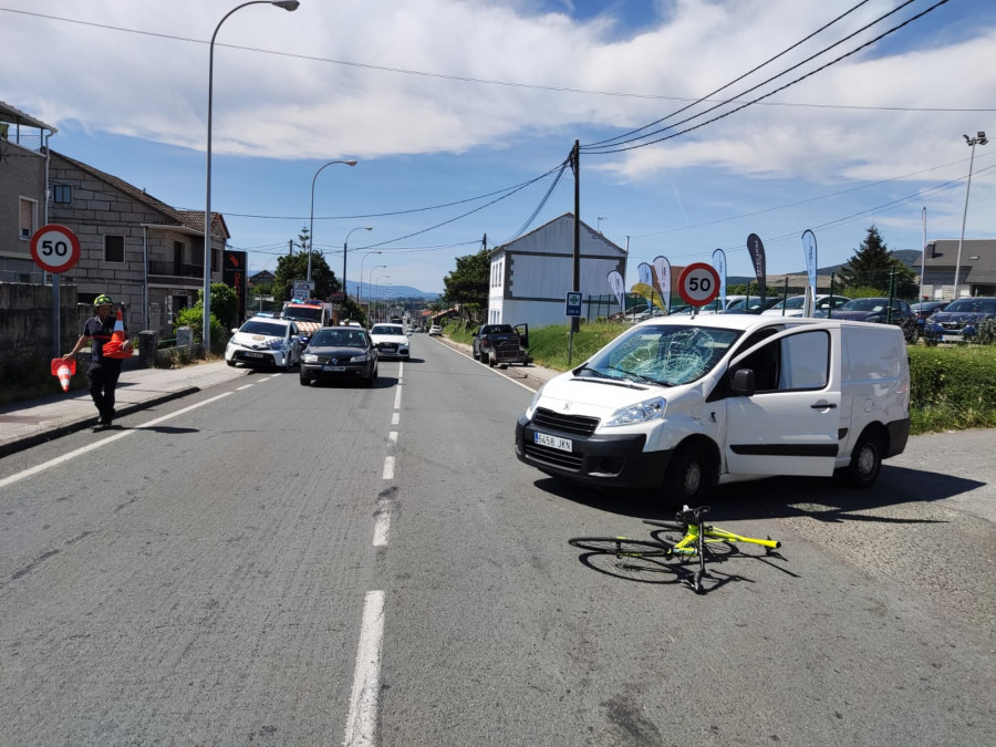 Herido leve un ciclista tras chocar contra una furgoneta en Vilagarcía