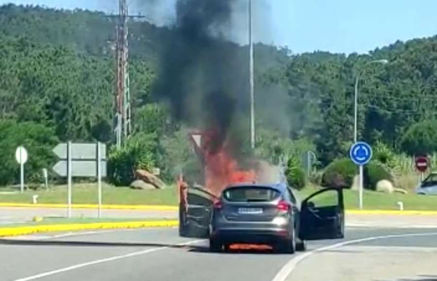 Arde un coche mientras circulaba por la rotonda de O Vao, en A Lanzada