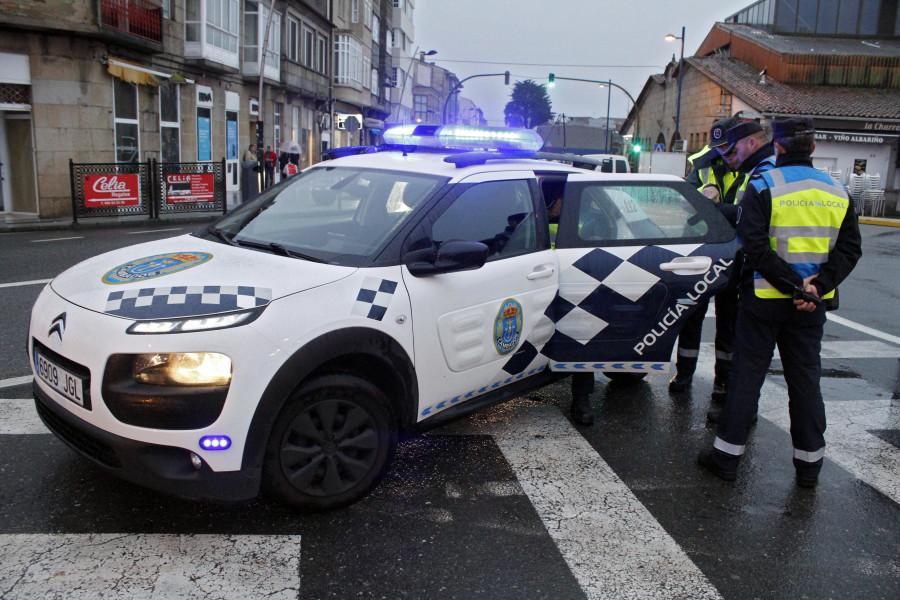 La Policía de Cambados investiga la aparición de restos de un ataúd en un contenedor junto al cementerio