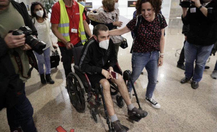 Llega a Galicia de As Pontes el joven herido en la explosión del hotel Saratoga en Cuba