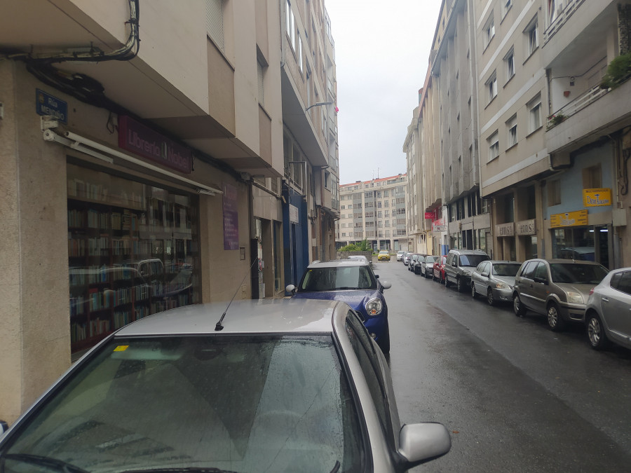 Roba un bolso por el método del tirón en una céntrica calle de Ribeira