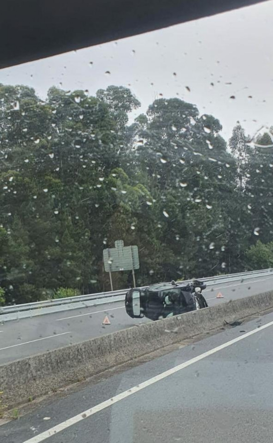 Aparatoso vuelco de un vehículo en la entrada de la AP-9 en Caldas