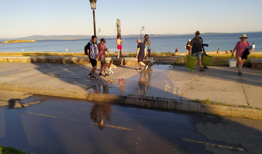 El suministro y mantenimiento de aseos portátiles en las playas de Ribeira queda desierto