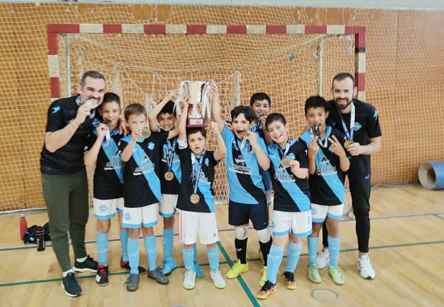El equipo benjamín de la EFS Salnés firma el doblete al conquistar la Copa