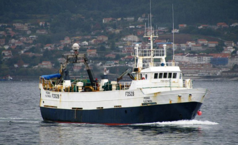 Rescatados los once tripulantes de un pesquero gallego que naufragó en Gran Sol