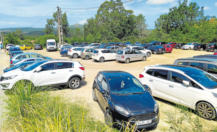 El Concello de Ribeira explorará opciones para mejorar y ampliar los aparcamientos en el hospital