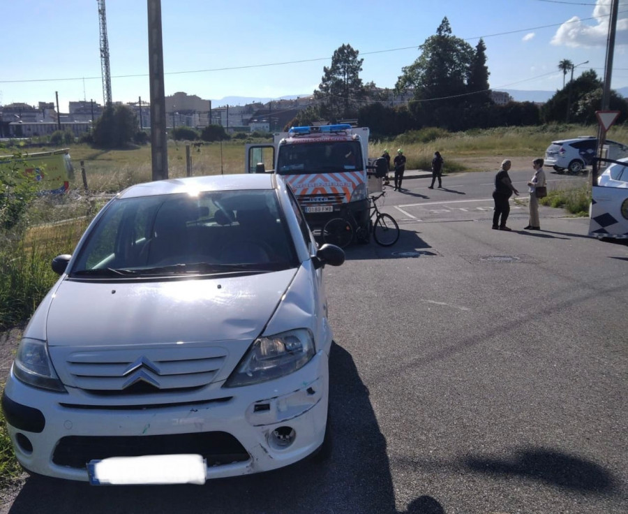 Herido grave un ciclista que chocó frontalmente contra un vehículo en A Torre