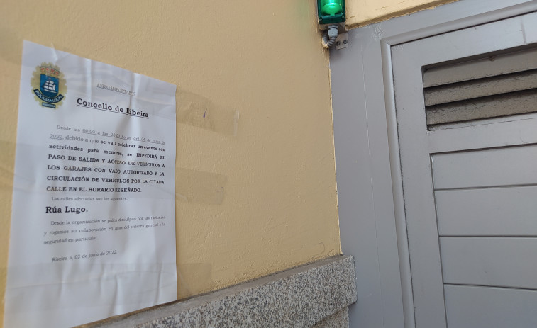 Indignación de dueños de garajes en Rúa de Lugo en Ribeira al prohibirse el acceso por una actividad que se suspendió
