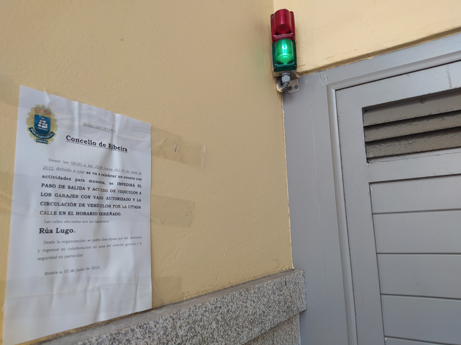 Indignación de dueños de garajes en Rúa de Lugo en Ribeira al prohibirse el acceso por una actividad que se suspendió