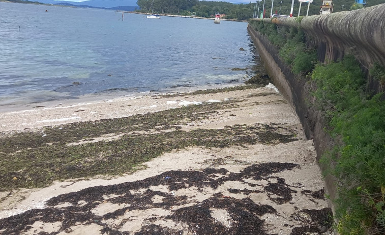 Aparecen restos de un vertido de aspecto blanquecino en la playa de A Compostela