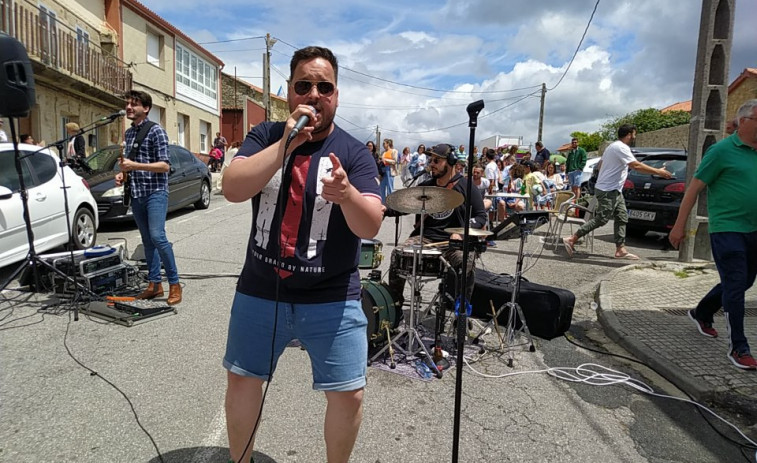 Carreira celebra el día grande de la Festa da Guía con El Combo Dominicano y recupera la procesión