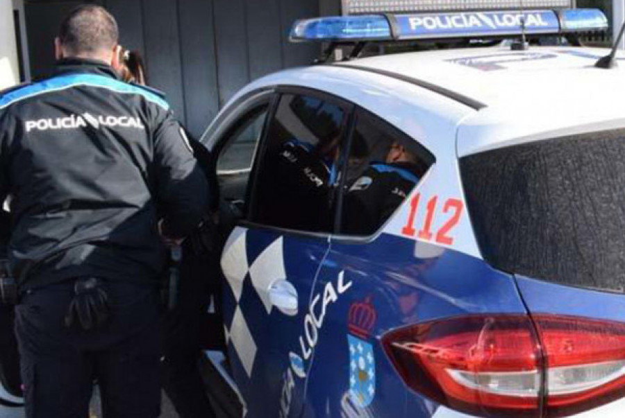 Denunciado un vecino de Ribeira por conducir un vehículo pese a tener el carnet retirado