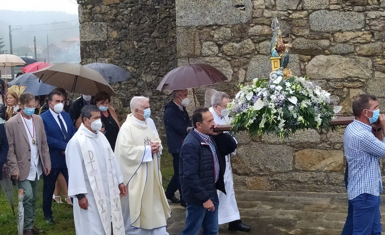 A Guía salió en procesión en Carreira a pesar de la lluvia y tras dos años sin hacerlo por la pandemia