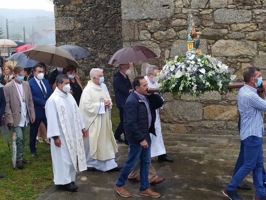 A Guía salió en procesión en Carreira a pesar de la lluvia y tras dos años sin hacerlo por la pandemia