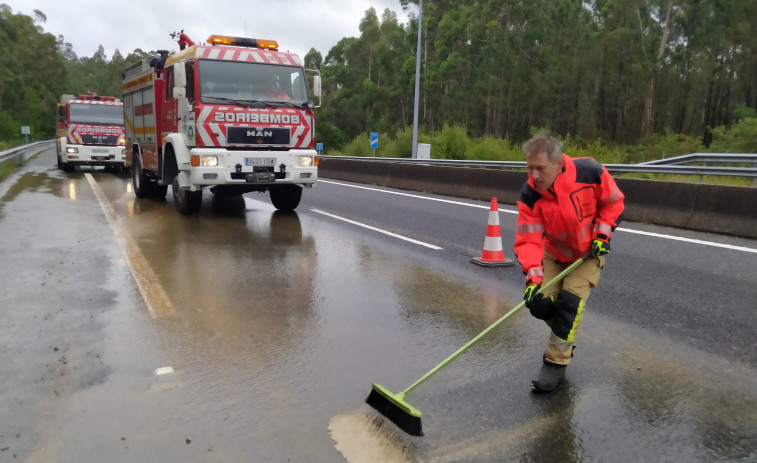 Un vertido de piedras y tierra en la Autovía do Barbanza corta un carril en dirección hacia Ribeira