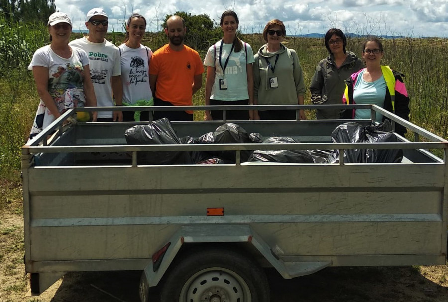 Retirados 186 kilos de basura de forma manual de la playa de A Corna en A Pobra