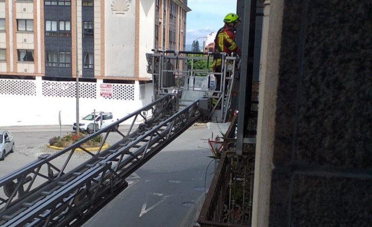 Cae una cristalera a la calle en O Ramal
