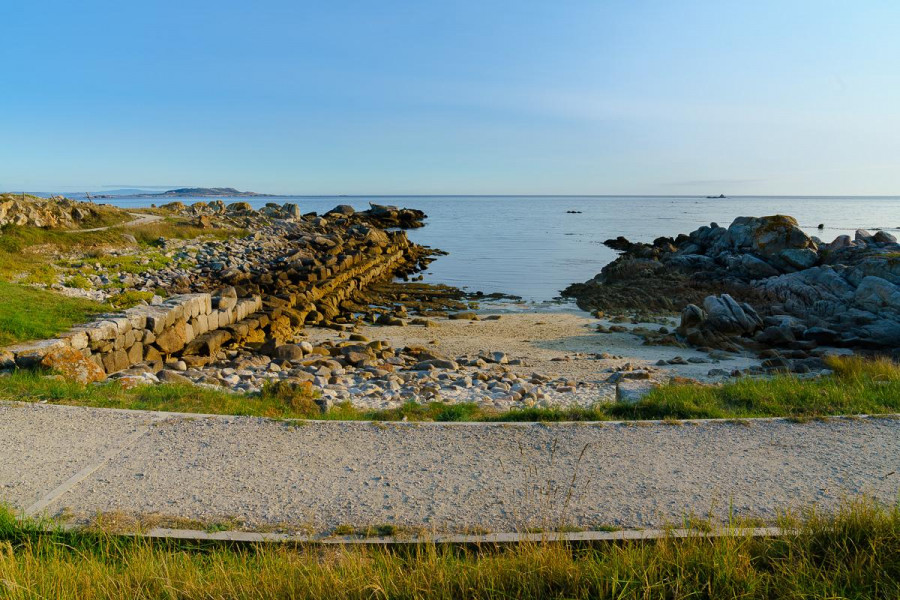 Ribeira creará una ruta litoral sostenible con 17 paneles fotográficos vinculada al patrimonio marítimo