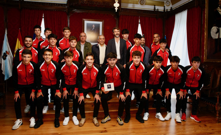 El Concello rinde homenaje a los juveniles del Arosa por su ascenso a División de Honor