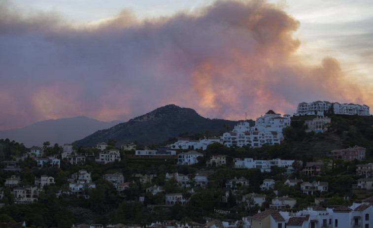 Unas 2.000 personas desalojadas por el incendio de Pujerra, en Málaga