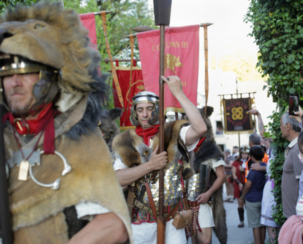 EuropaPress 4511680 soldados bendicion tropas estandartes termas inicio festividad arde lucus 2022 1