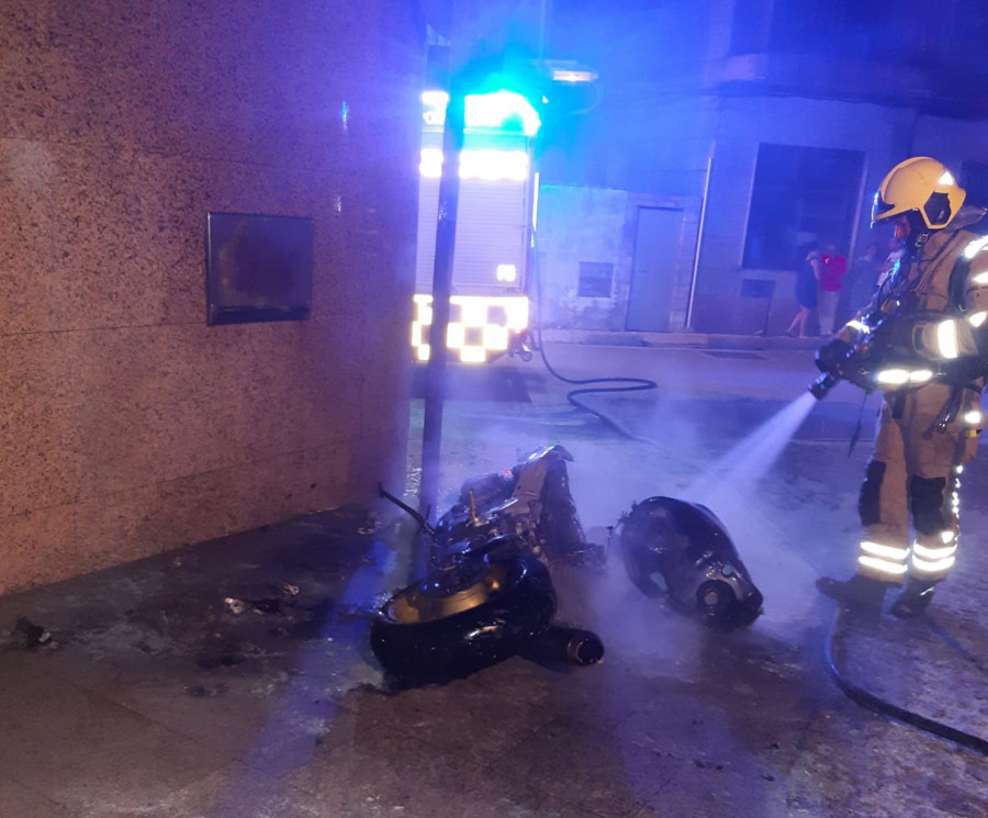 Un incendio calcina una moto en A Illa de Arousa