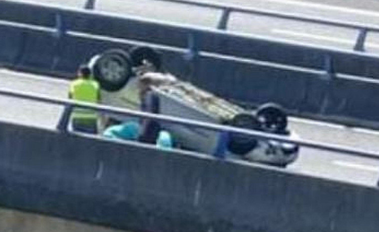 Herida leve una mujer tras volcar su coche en la autovía AG-11 a la altura de A Pobra