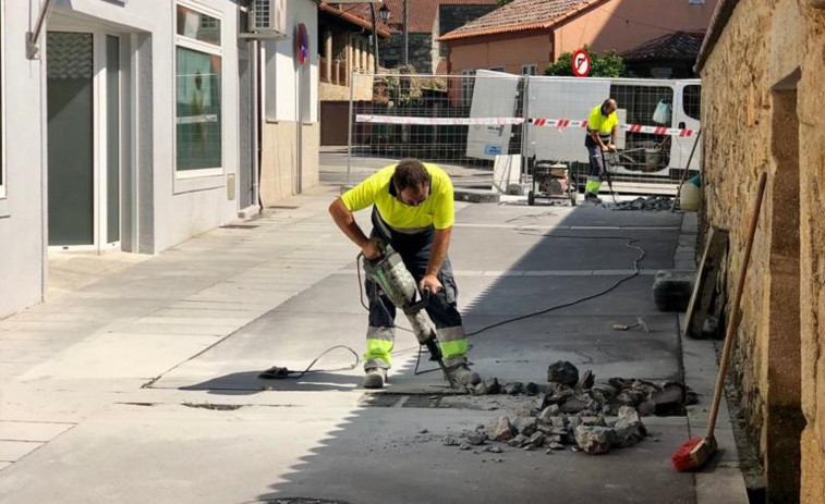 Vilanova inicia las mejoras en  el firme de Aromas de Leyenda y la plaza de Tucho Sineiro