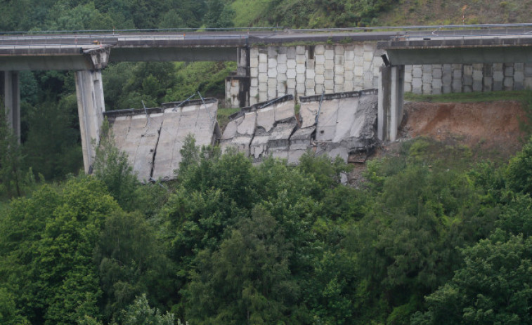 Cae otra parte del viaducto de la A-6, entre Galicia y Castilla y León