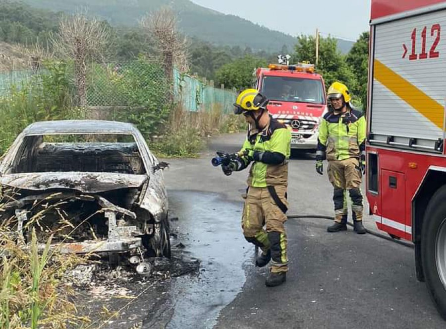 Investigan las causas de un incendio registrado de madrugada en un coche que quedó calcinado en Boiro