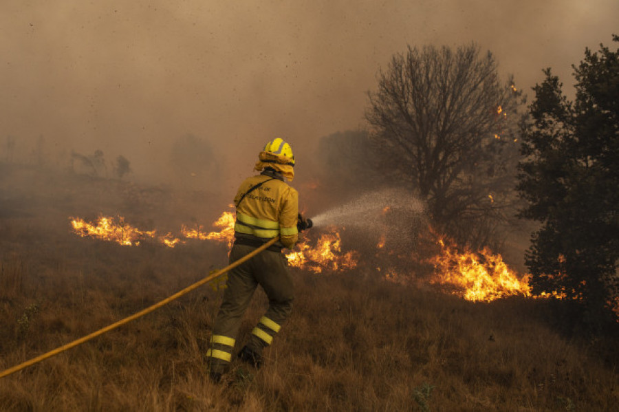 Todos los evacuados pueden volver a sus casas y se restablece el AVE a Galicia en la Sierra de la Culebra