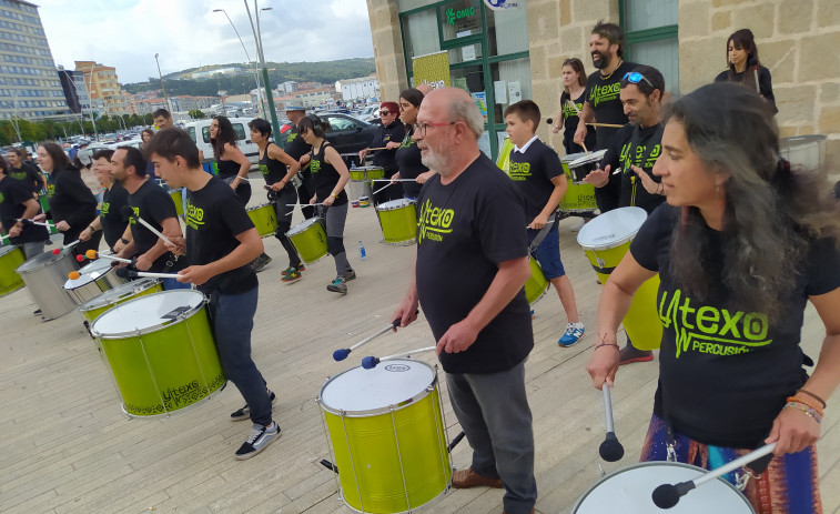 Maestros y alumnos de Latexo Percusión cautivan al público en Ribeira con una exhibición de batucada