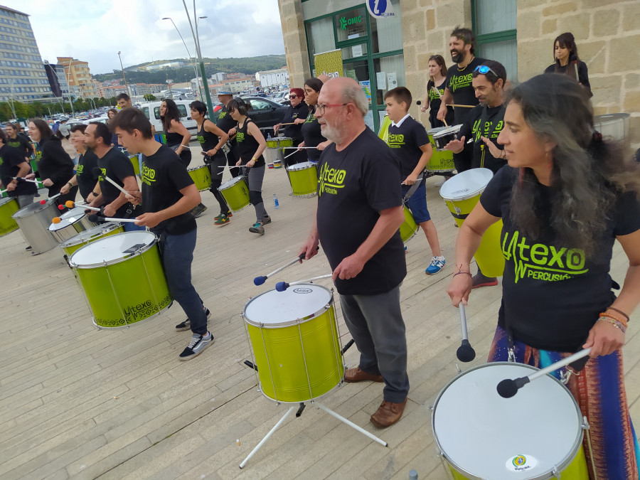 Maestros y alumnos de Latexo Percusión cautivan al público en Ribeira con una exhibición de batucada