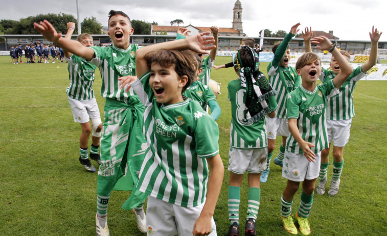 El Betis gana la Copa Ribadumia con remontada ante el Rayo