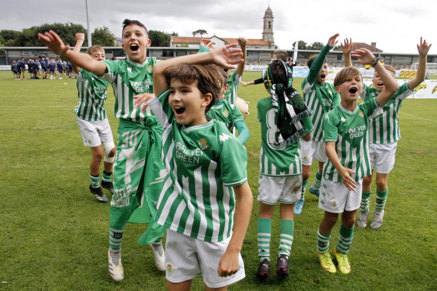 El Betis gana la Copa Ribadumia con remontada ante el Rayo