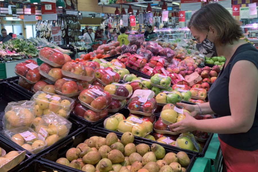 La fuerte subida de la fruta  de verano cambia la cesta  de la compra de los hogares