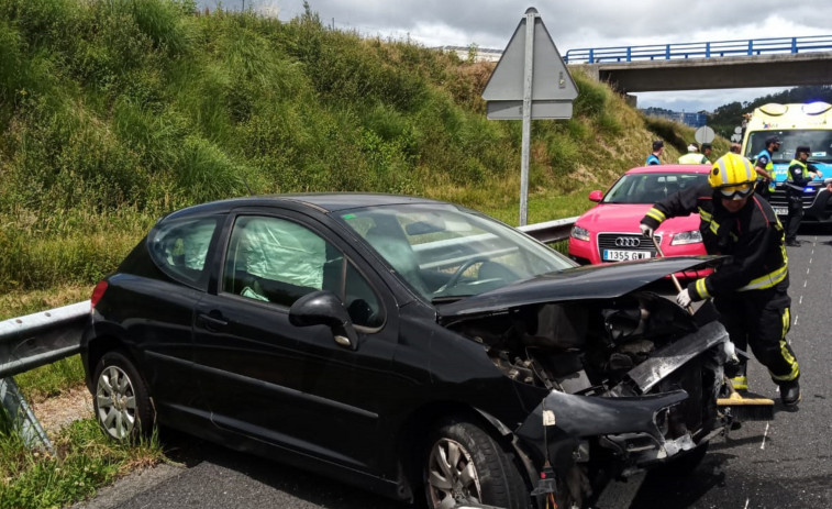 Una conducta resulta herida leve tras sufrir una aparatosa salida de vía en la Autovía do Salnés