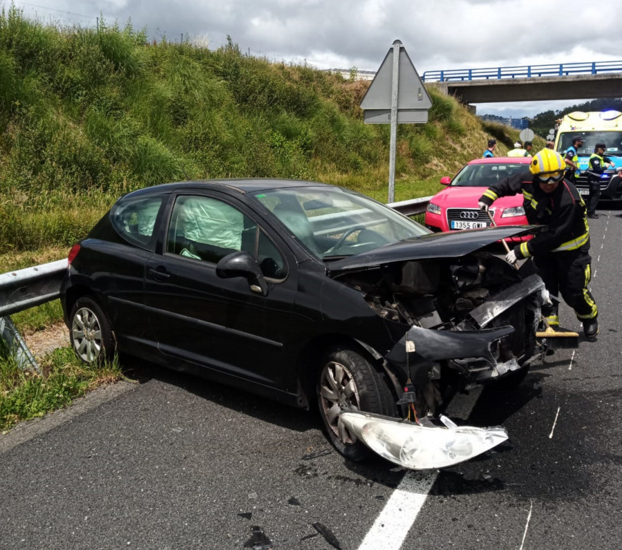 Una conducta resulta herida leve tras sufrir una aparatosa salida de vía en la Autovía do Salnés