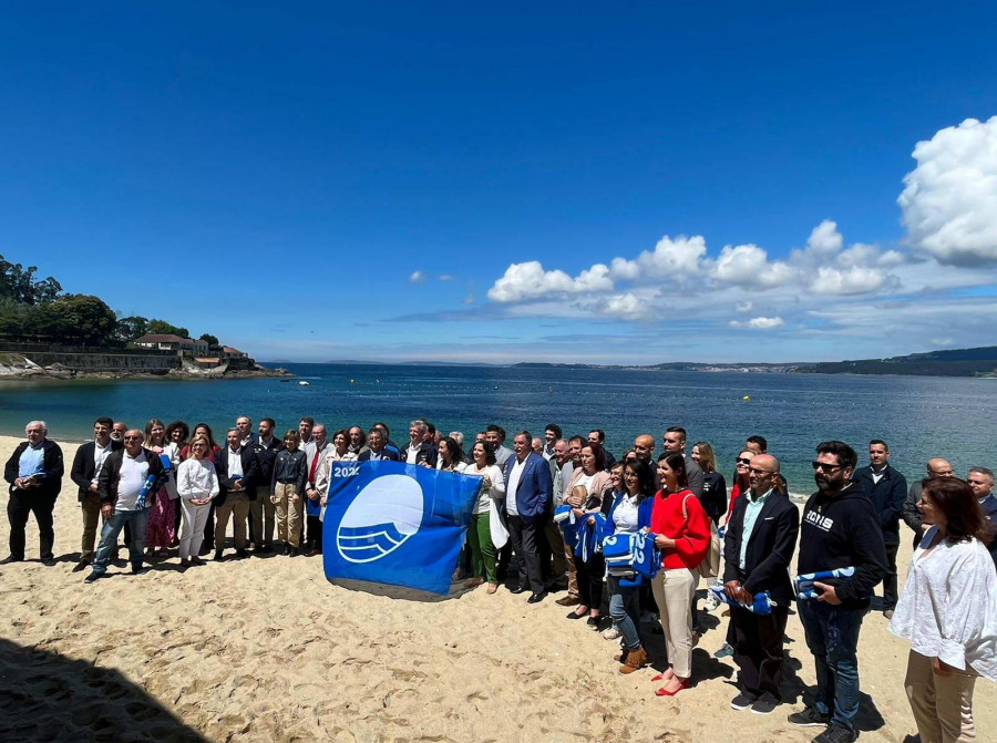 La Xunta hace efectiva la entrega de las 22 banderas azules de las playas arousanas